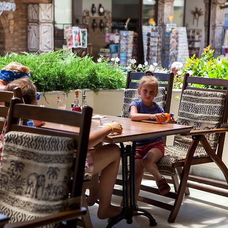 Lotus Family Hotel - Free Parking Slăntjev Brjag Exteriör bild