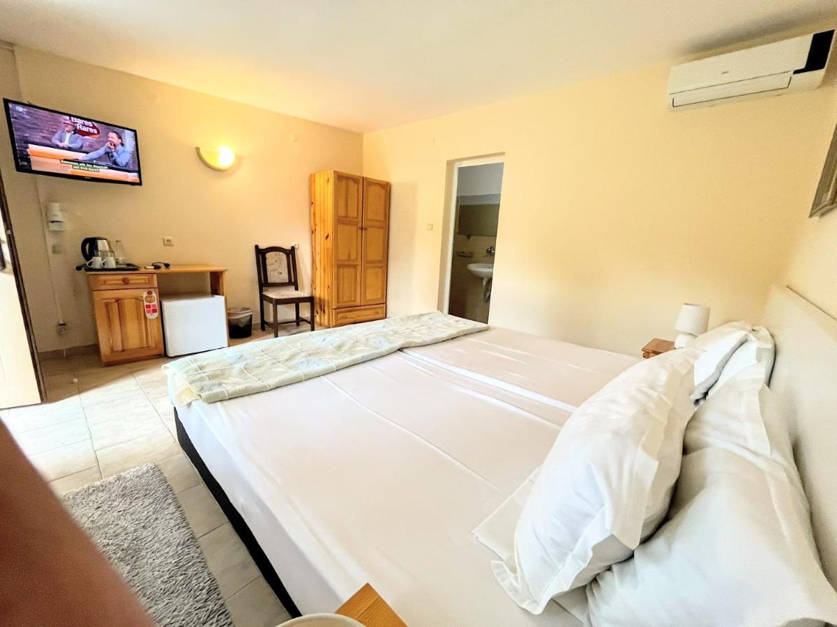 Lotus Family Hotel - Free Parking Slăntjev Brjag Exteriör bild