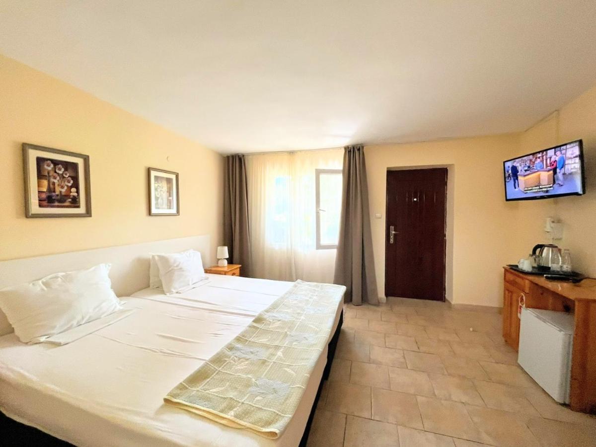 Lotus Family Hotel - Free Parking Slăntjev Brjag Exteriör bild