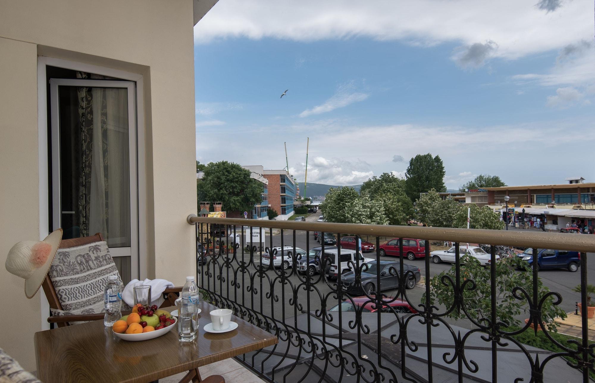 Lotus Family Hotel - Free Parking Slăntjev Brjag Exteriör bild