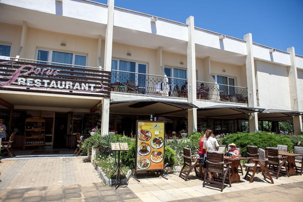 Lotus Family Hotel - Free Parking Slăntjev Brjag Exteriör bild