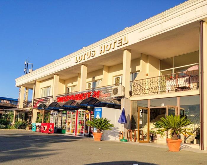 Lotus Family Hotel - Free Parking Slăntjev Brjag Exteriör bild