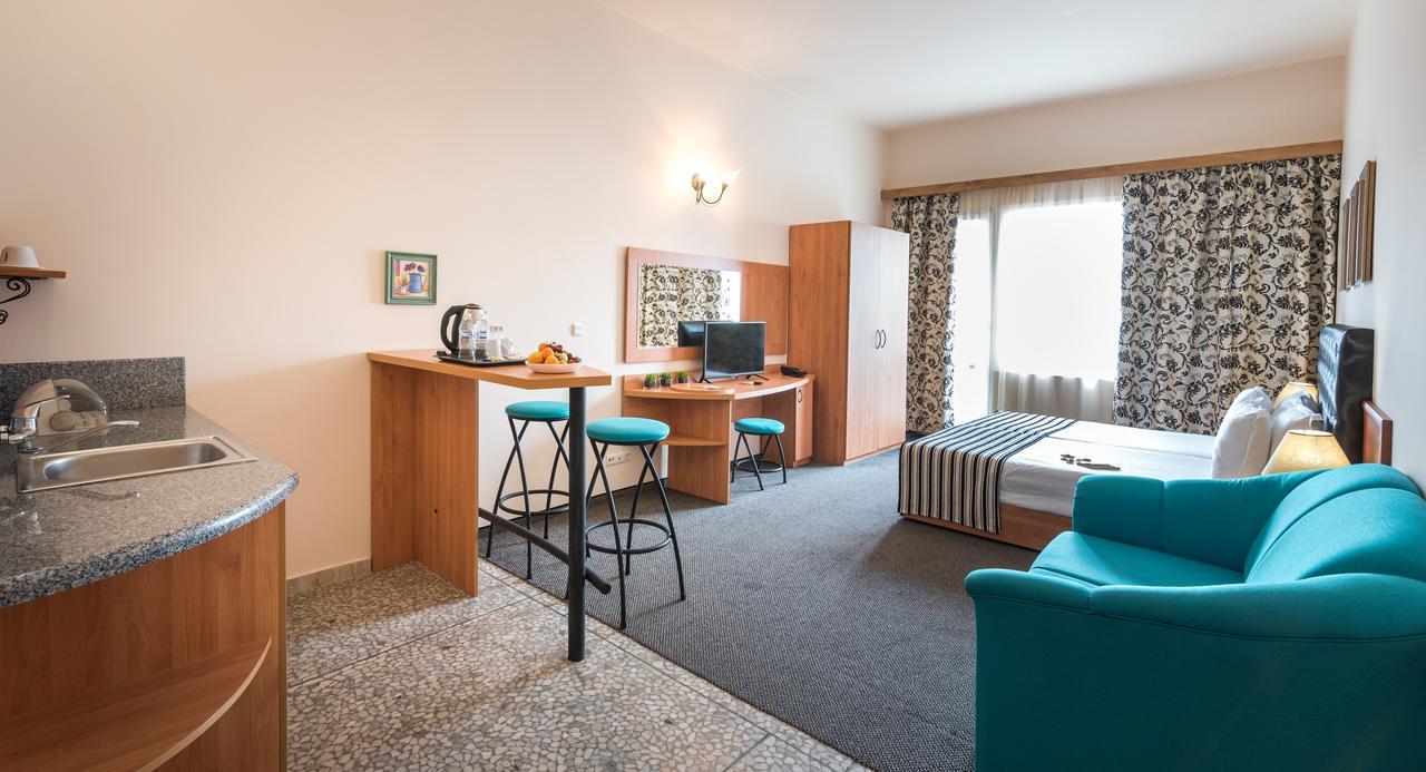 Lotus Family Hotel - Free Parking Slăntjev Brjag Exteriör bild